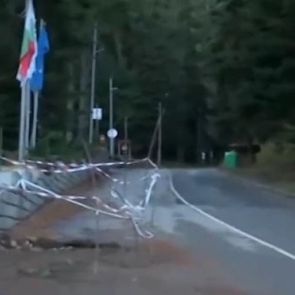 Дупки и разкопан асфалт в центъра на курорта Боровец Чуждестранни