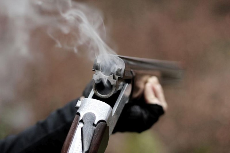 Млад мъж стреля с пушка по кола във Велинград