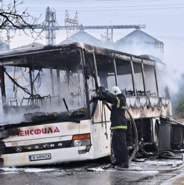 Автобус е избухнал в пламъци по-рано днес във Варненско. Огънят