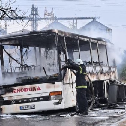 Автобус изгоря до основи във Варненско СНИМКИ