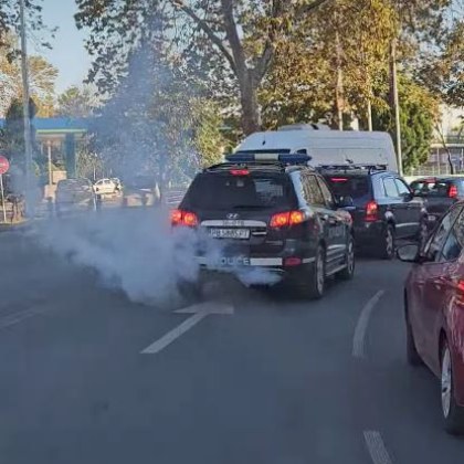 Полицейски автомобил даде лош пример на шофьорите в Пловдив Возилото