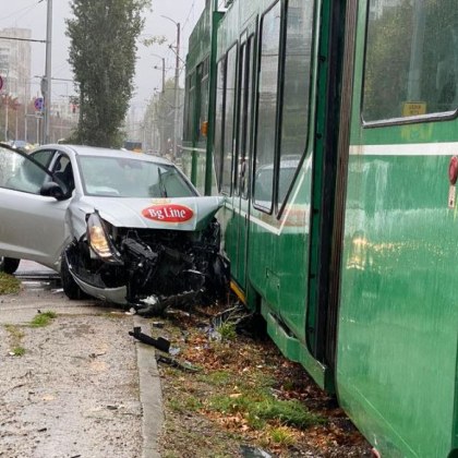 Лек автомобил е пометен от трамвай в София Случката е