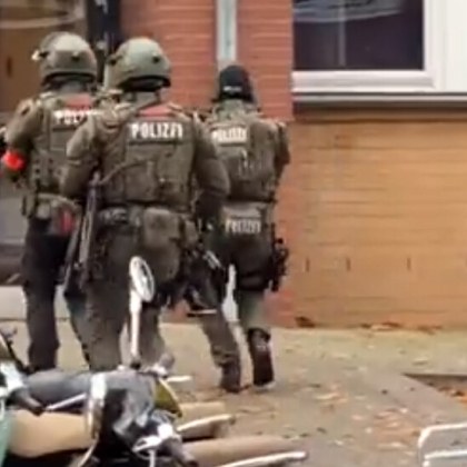 Двама въоръжени мъже са се барикадирали в училище в Хамбург Те са