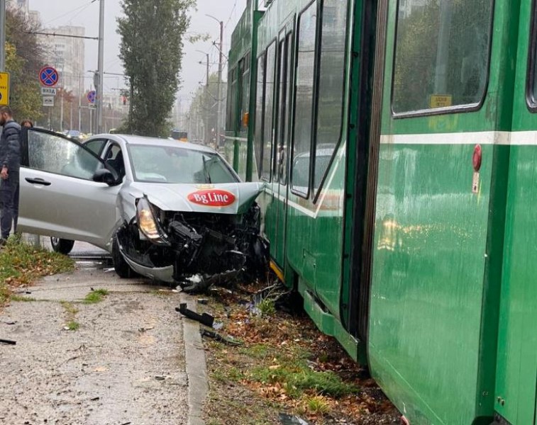 Лек автомобил е пометен от трамвай в София. Случката е