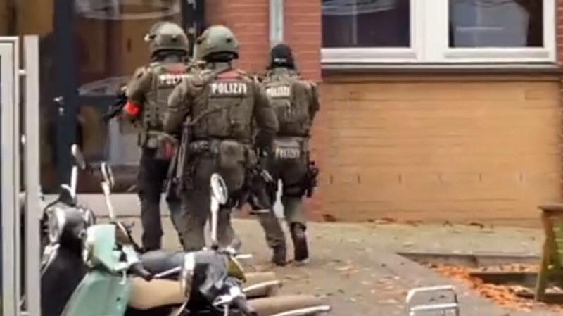 Въоръжени се барикадираха в училище в Хамбург  ВИДЕО