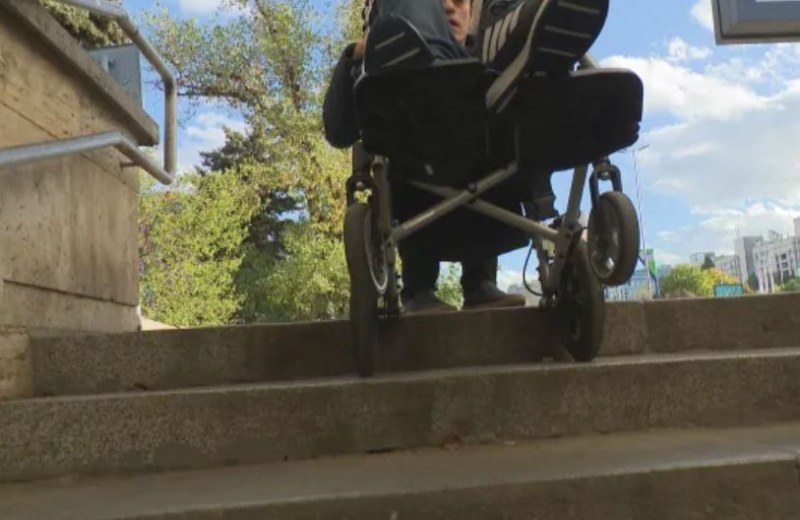 Как майки с колички и инвалиди се борят със стълбите