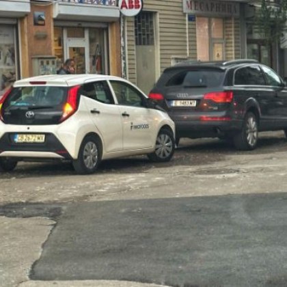 Благоевградчанин: Запълниха дупката рожденичка като агне СНИМКА