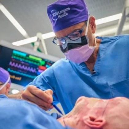 Първата в света пълна трансплантация на око е извършена от