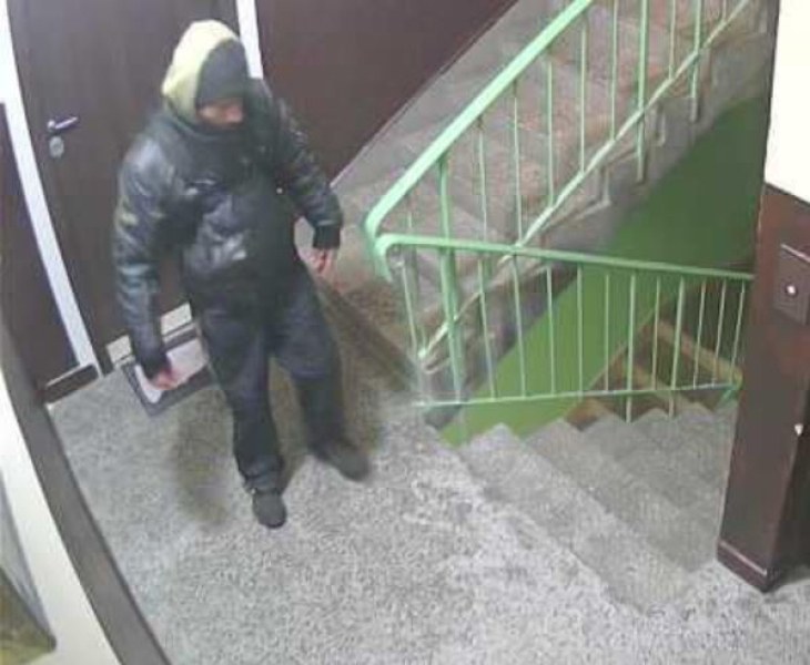 Съмнителен мъж обикаля във вход на блок в София СНИМКИ