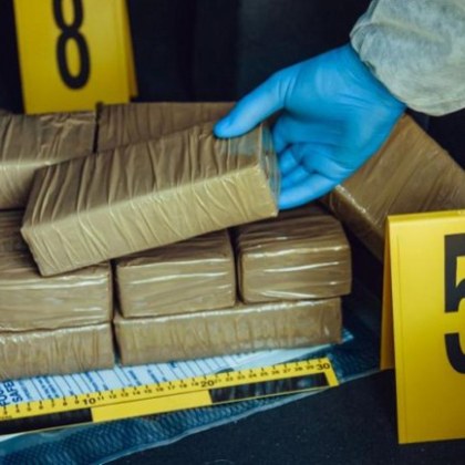 Белгийската полиция откри близо 700 килограма кокаин в задната част на