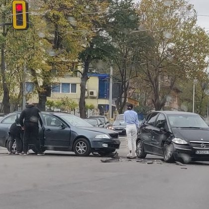 Сблъскаха се две коли в София, щетите са сериозни СНИМКА
