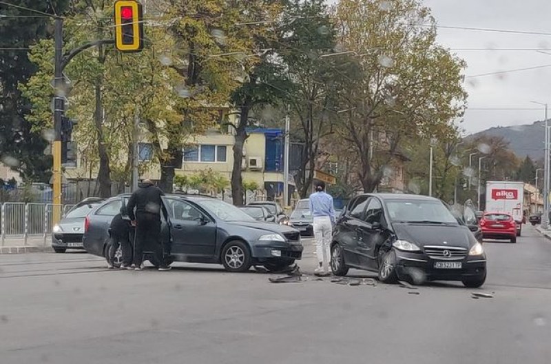 Сблъскаха се две коли в София, щетите са сериозни СНИМКА