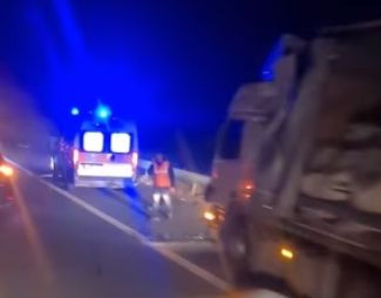 АМ Тракия е затворена! Лекарят от линейката е с охлузвания, в болница е един от шофьорите