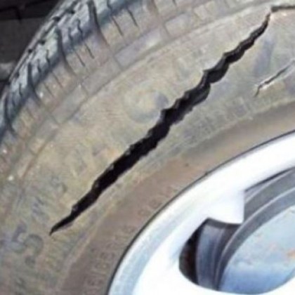Шофьор завари автомобила си с нарязани гуми на