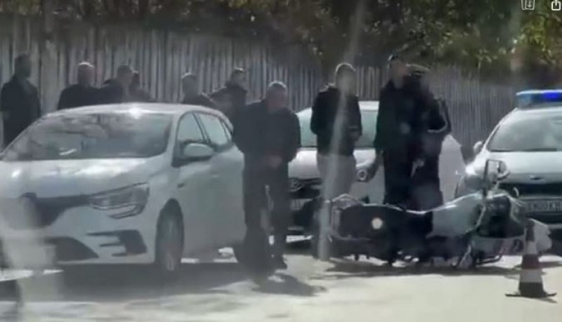 Инцидент в София, мотор лежи на асфалта СНИМКА