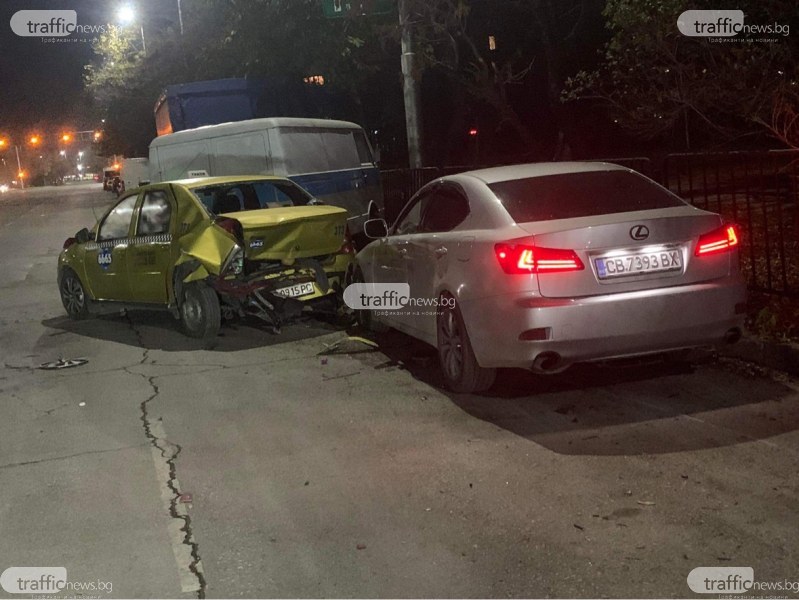 Кола с младежи помете автомобил, бус и такси в Пловдив СНИМКА