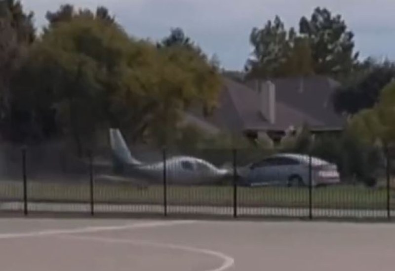 Малък самолет катастрофира върху лек автомобил докато кацаше на летище