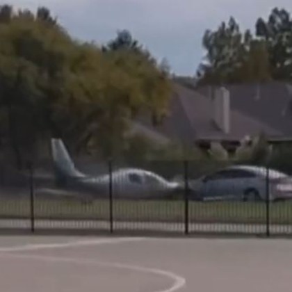 Малък самолет катастрофира върху лек автомобил докато кацаше на летище