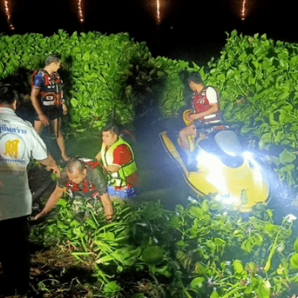 В централната провинция Сарабури Тайланд спасители извадиха от канал пиян