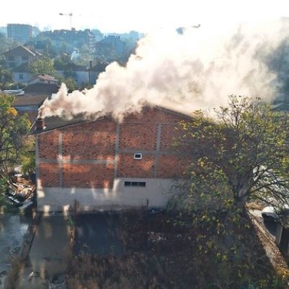 Столичанка се оплака от задимяване от къща до дома й