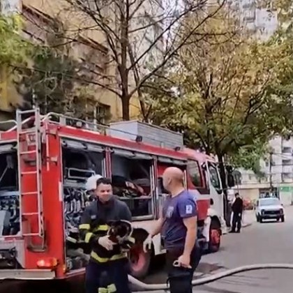 Евакуираха жилищен блок в центъра на Русе заради пожар Сигналът