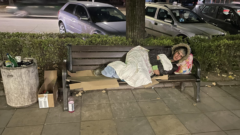 Тъжна гледка в Димитровград! Жена спи на пейка в студа