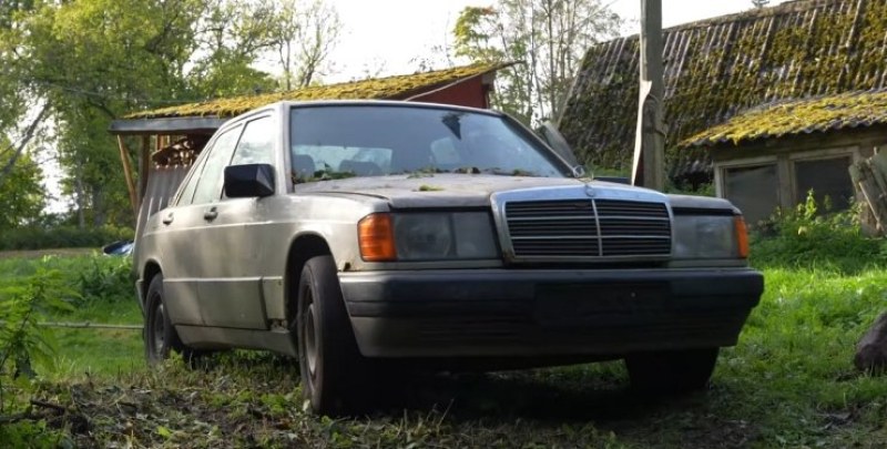 Изоставен Mercedes-Benz 190 беше върнат към живот в Естония. Колата запали и
