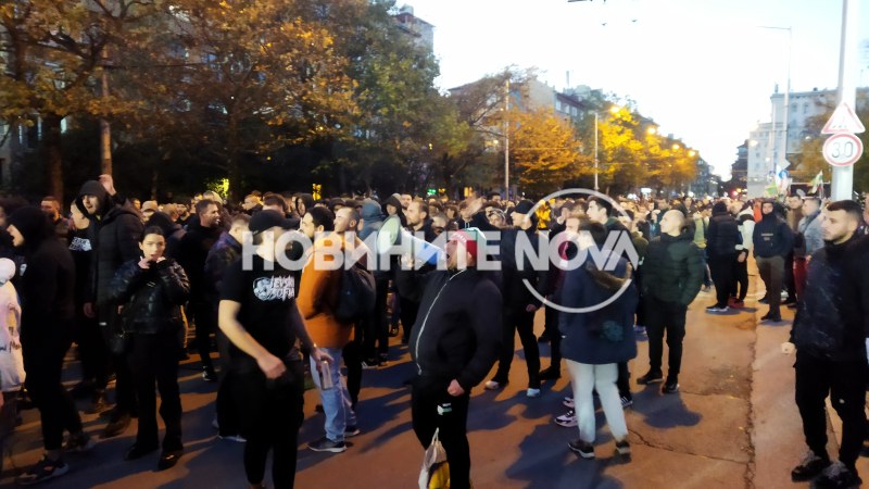 Иззеха пистолет, боксове, палки и спрейове преди протеста на феновете