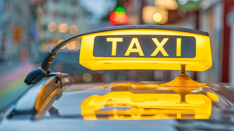 Жена е възмутена от некоректно отношение на таксиметров шофьор, работещ