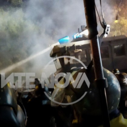 Ескалация! Използват водно оръжие срещу феновете, те обстрелват с бомбички СНИМКА