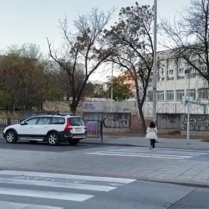 Автобус на градския транспорт блъсна ученик на пешеходна пътека Сигналът