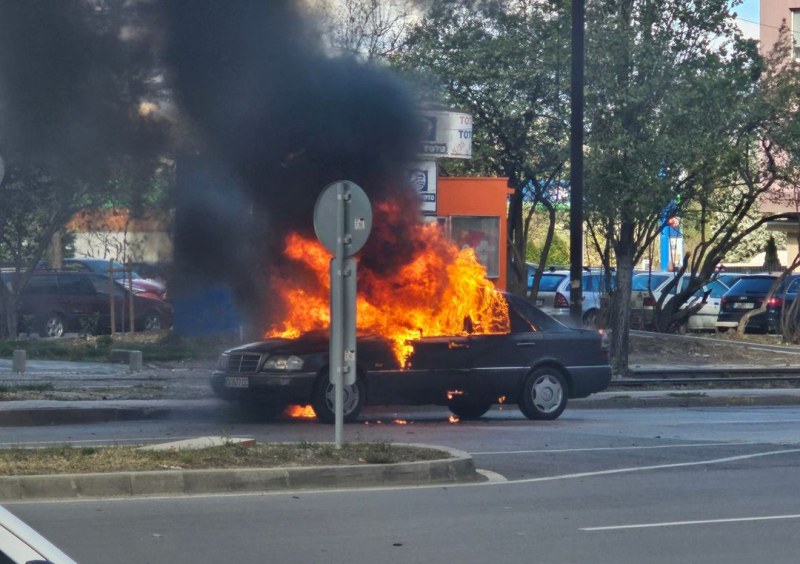 Мерцедес избухна в пламъци в София СНИМКА