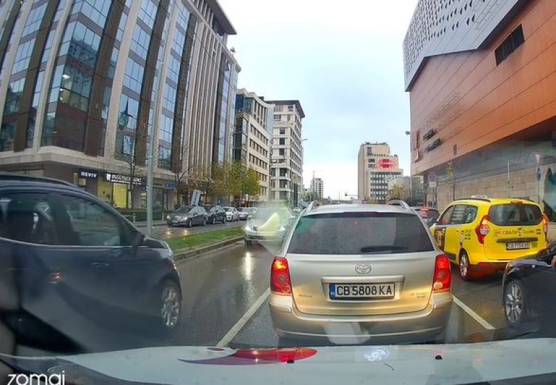 Тарикат опита да изпревари колона от автомобили, получи си заслуженото ВИДЕО