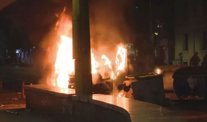 Ранени протестиращи в София! Подпалиха полицейски бус, има арестувани ВИДЕО