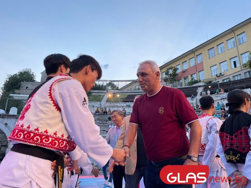 Четирима президенти на България на крака при Стоичков