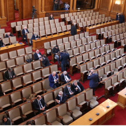 Народните представители от всички парламентарни групи влязоха я пленарна зала