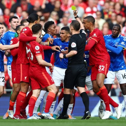 Футболният клуб Евертън бе наказан с отнемане на 10 точки