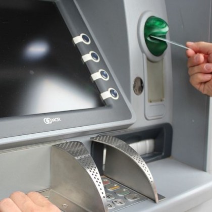Проблем в банкомат позволи на огромен брой клиенти да получават