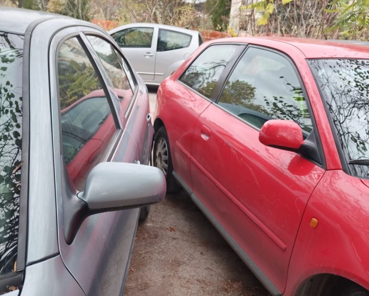 Странно паркиране на сантиметри изуми шофьорка СНИМКИ