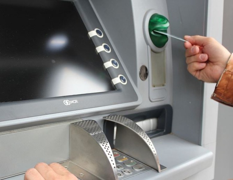 Вълшебен банкомат раздаде непоискани пари, образува се опашка