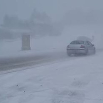 Усложнява се зимната обстановка на прохода Шипка заради силния снеговалеж