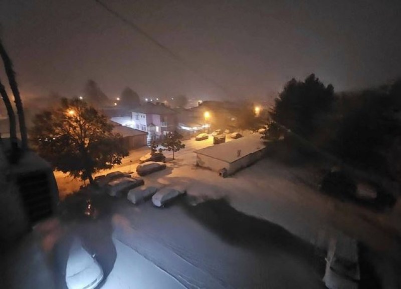 Първи сняг падна в редица градове ВИДЕО