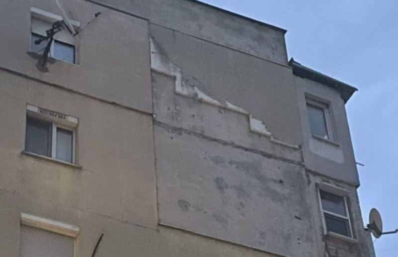 Рухна част от висящата изолация на блок в Пловдив СНИМКА