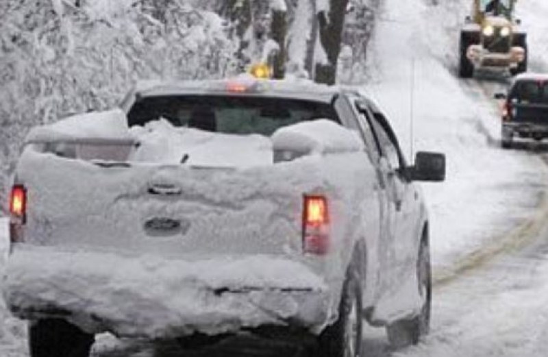 Снежна буря удари комшиите! Хиляди са без ток, пътища са блокирани