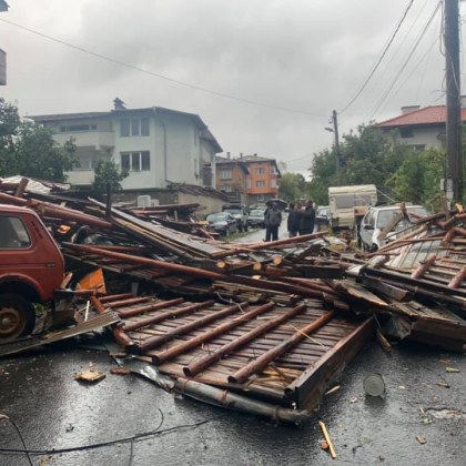 Ураганът отнесе керемиди от покриви в Смолян, на места още няма ток