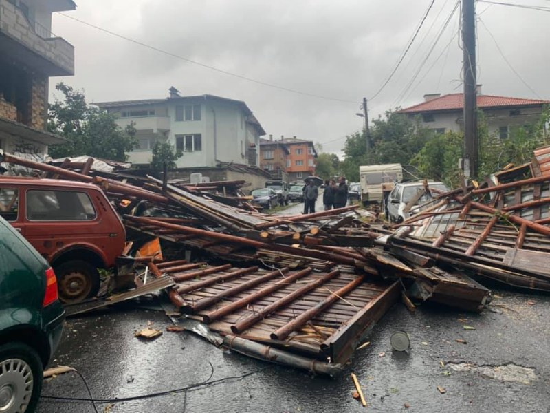 Ураганът отнесе керемиди от покриви в Смолян, на места още няма ток