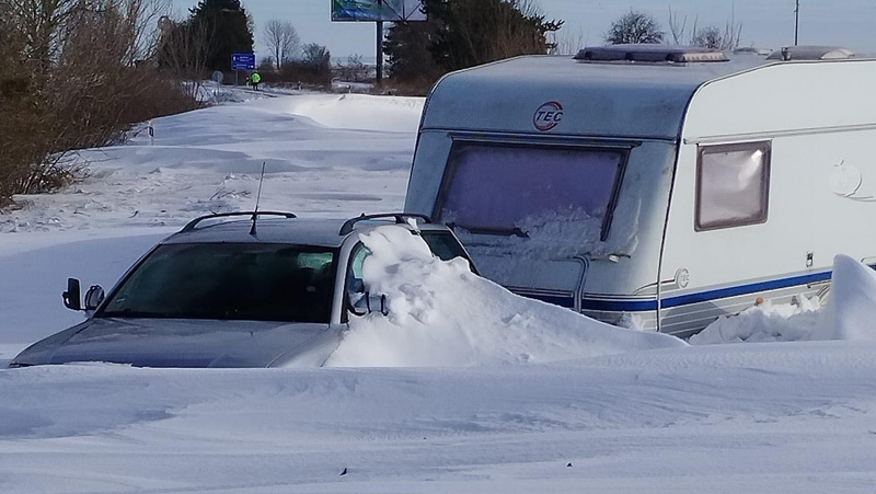 Кола и каравана са блокирани от сняг на пътя Варна - Добрич СНИМКИ