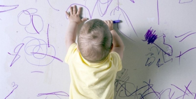 Майка остави малкия си син да рисува по стените и сега каза какъв е станал СНИМКИ