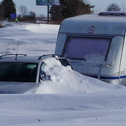 Кола и каравана попаднаха в снежен капан на пътя Варна
