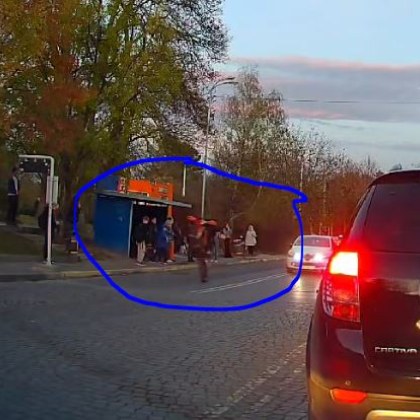 Опасна случка в София Моторист преминал на задна гума край спирка